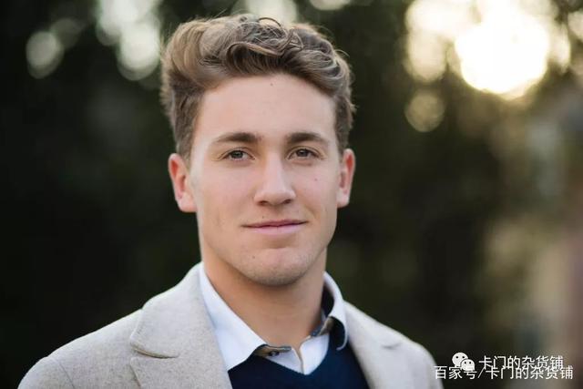 球迷仔细斟 球迷仔细斟